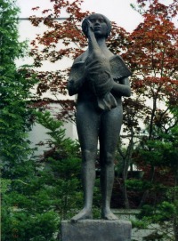 写真・鳥を抱く女　朝