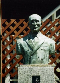 写真・長浜万蔵翁胸像