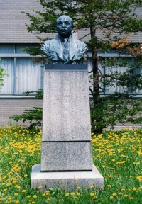 写真・医学博士今裕の像