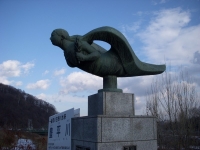 写真・飛翔　女性像