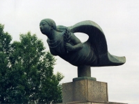 写真・飛翔　女性像