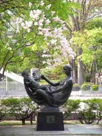 写真・花の母子像