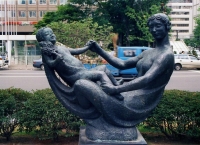 写真・花の母子像