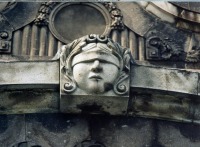写真・テミスの像
