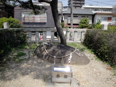 猪子石神社の牡（おす）石