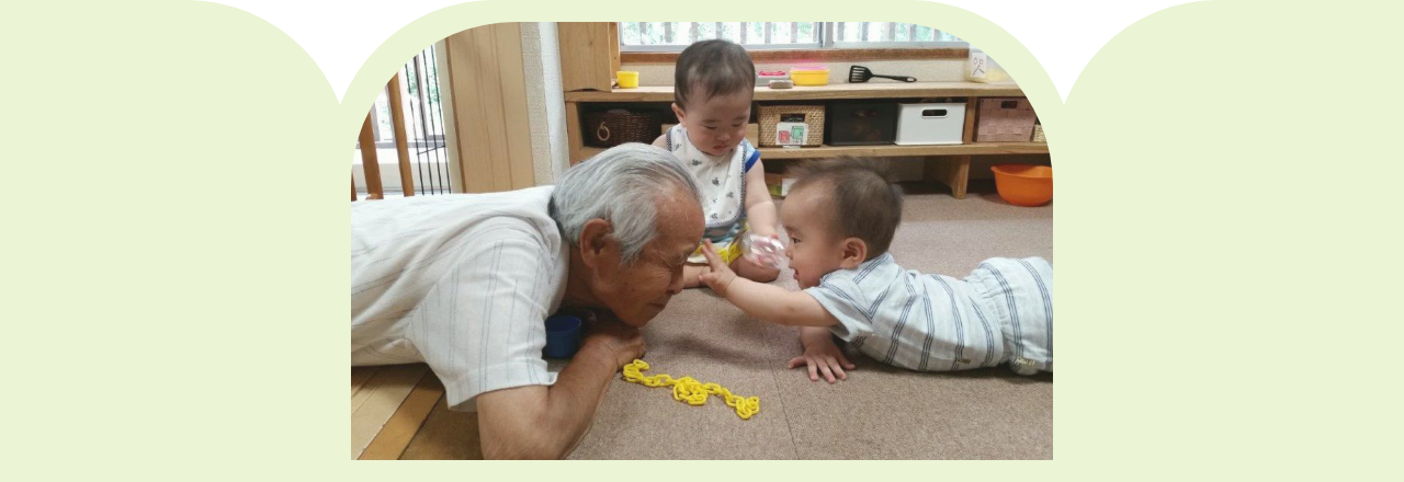 向き合うおじいちゃんと赤ちゃん
