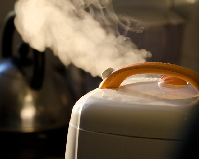 炊飯器から水蒸気が出る。
