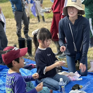 10.27  おにぎりが配られました