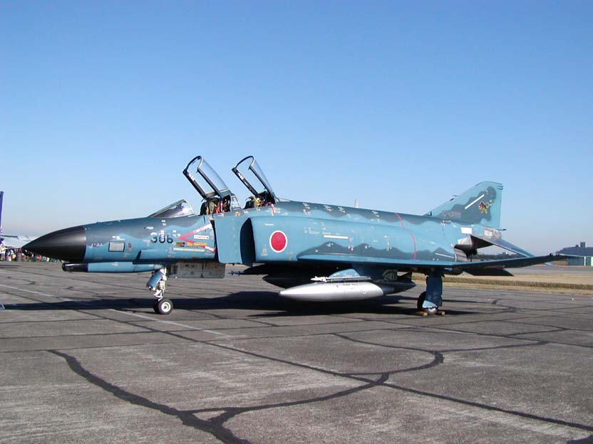 人気カラーの F-2迷彩のF-4EJ改ファントム（青ファントム） プラモデル