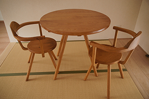 けやき材の丸テーブルと椅子のダイニングセット
