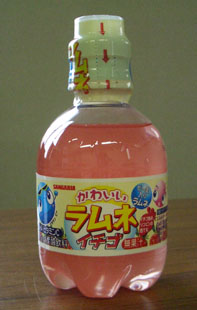 サンガリアのペットボトルラムネ(イチゴ)