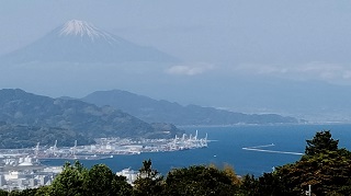 山頂の富士