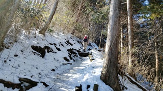 雪の登山道