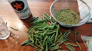豆を剥く