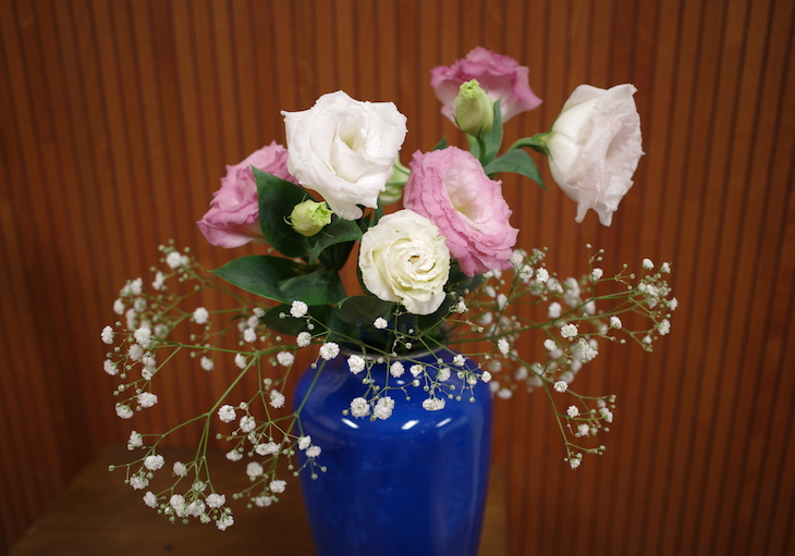 青い花瓶の生け花