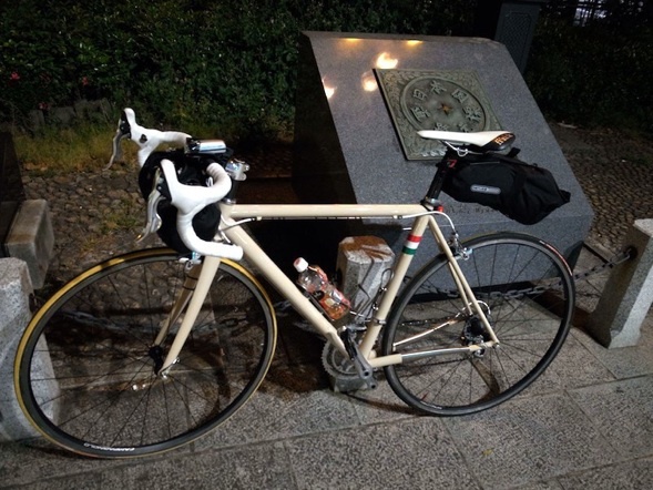 日本橋の道路元標と自転車