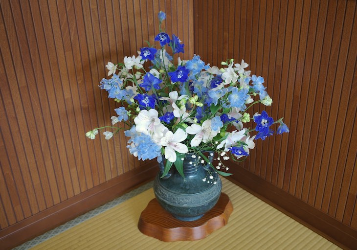 青い花の生け花