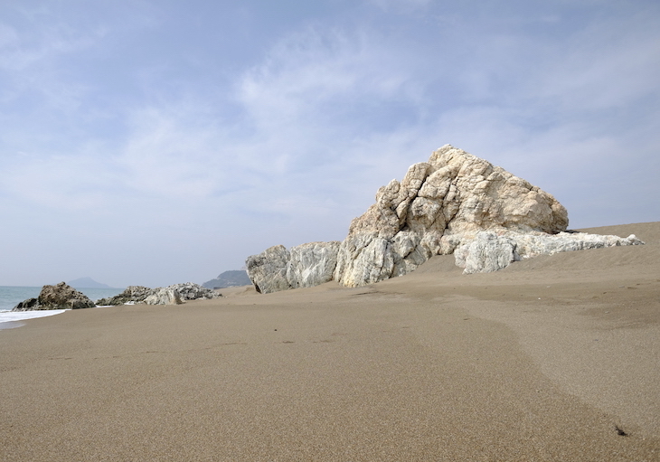 砂浜の大きな岩