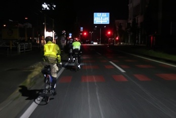 夜間走行する自転車