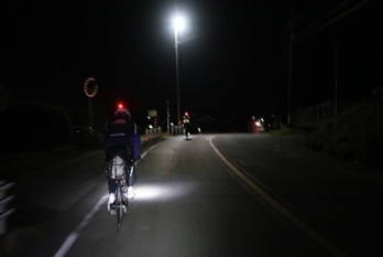 夜間走行する自転車
