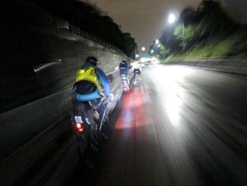 夜の国道を走るバイク
