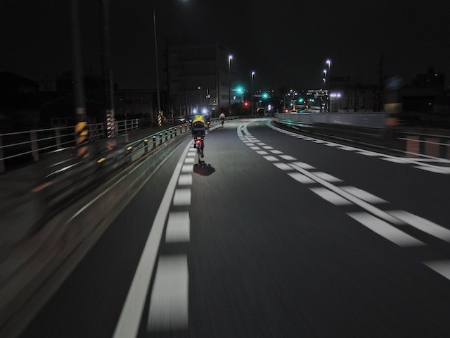 夜の高架を走るバイク