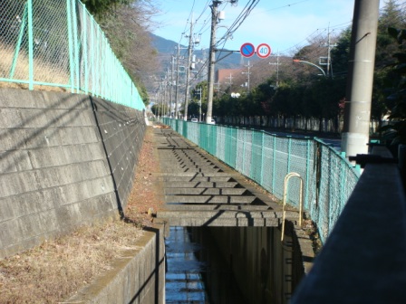産業道路を北向きに撮影