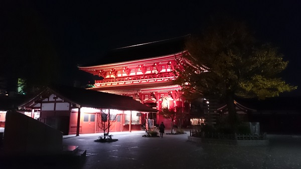 「ライトアップされた浅草寺の山門から・・・」