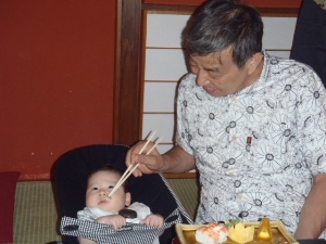 「養い親から初めての食事を・・・」