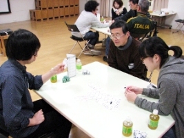 「1卓4人でゲームの演習・指導が始まった」