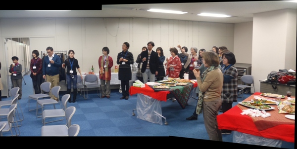 「懇親パーティの始まり--乾杯!」