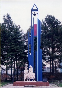 写真・鐘の塔と彫刻