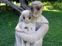 写真・母と子の像