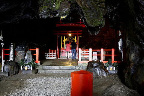 日南海岸にある岩穴の中の神社
