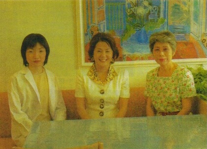前田医院医師・次女の由紀さん（左）。著者（中央）。理事長・前田タヨ子さん(右）。