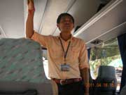 ���E����