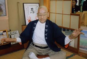 肶