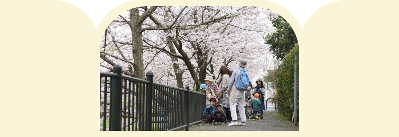 桜を見る赤ちゃんとおばあちゃん