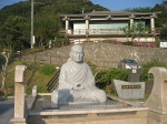 夕日に輝く鑑真記念像.JPG
