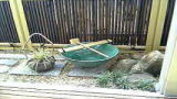 水鉢と人口竹垣