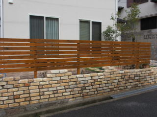 古釜レンガの塀と木柵
