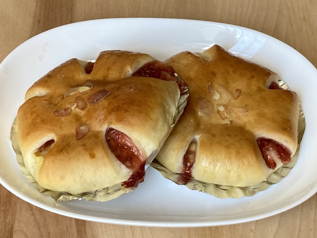 いちごクリームとカスタードクリームのパン