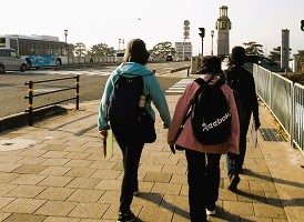 18.武庫大橋へ向かう三人娘