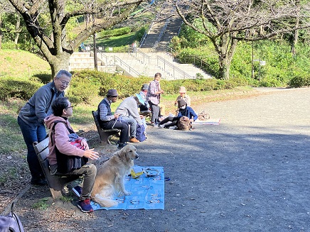 　写真は　芹が谷公園のベンチで昼食後　楽しくおしゃべりをしているようすです。盲導犬のＷちゃんも初めての公園でまわりをみています。秋ですが暖かな日差しがさしています。　写真終わり。