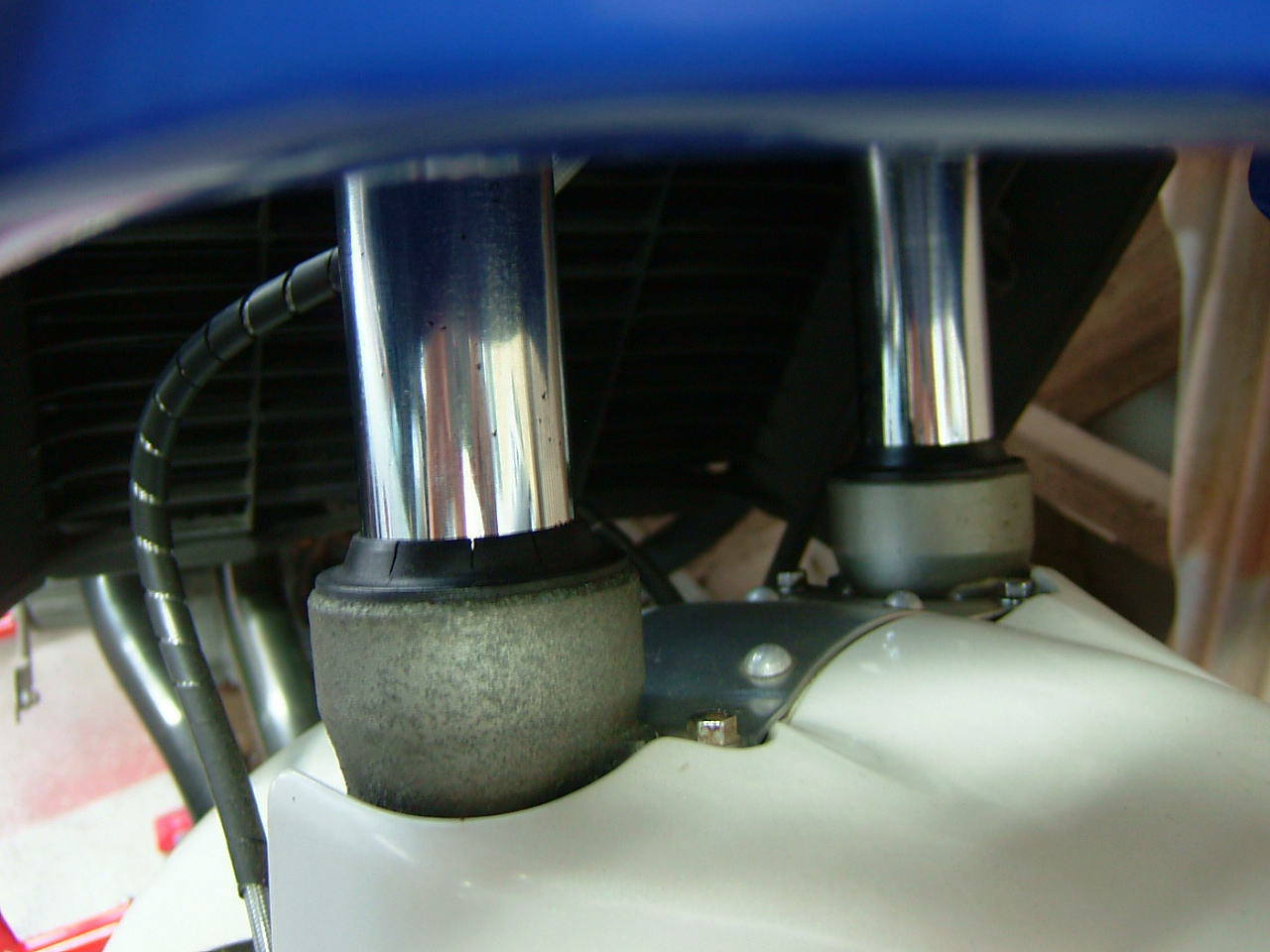 FZR250Rフロントフォーク少し修理中