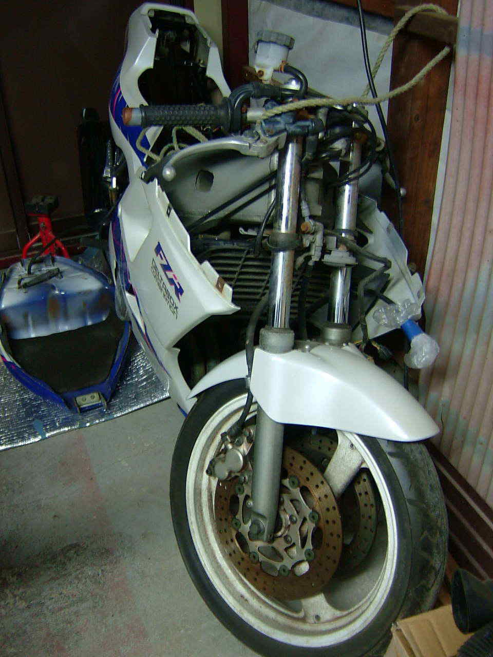 FZR250R到着直後少し分解中