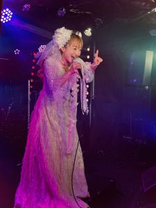 歌ってるまーちゃん