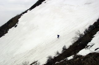 雪渓を下りる登山者