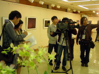初日：徳島新聞、四国放送の取材