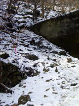 堰堤のあたりからやっと雪が積もっている